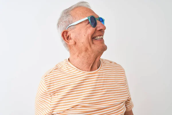 Senior Grey Haired Man Bär Randig Shirt Och Solglasögon Över — Stockfoto