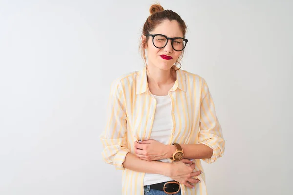 Donna Rossa Che Indossa Camicia Righe Occhiali Piedi Sfondo Bianco — Foto Stock