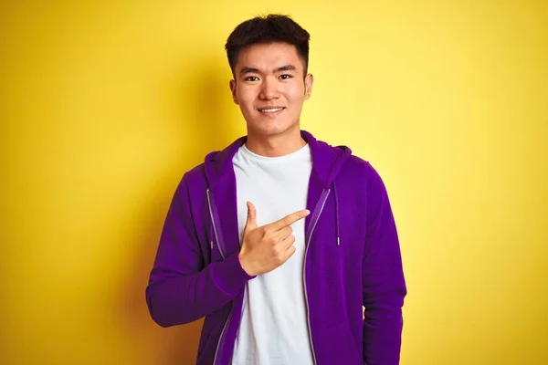 Jeune Homme Chinois Asiatique Portant Sweat Shirt Violet Debout Sur — Photo