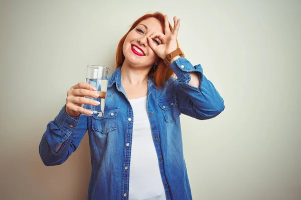 Joven Hermosa Pelirroja Bebiendo Vaso Agua Sobre Fondo Blanco Aislado — Foto de Stock