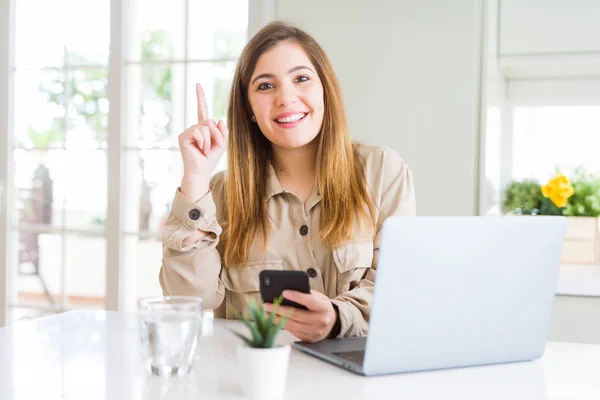 Hermosa Mujer Joven Usando Smartphone Computadora Sorprendida Con Una Idea — Foto de Stock