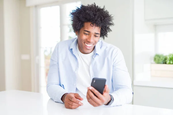 Hombre Afroamericano Usando Teléfono Inteligente Con Una Cara Feliz Pie —  Fotos de Stock