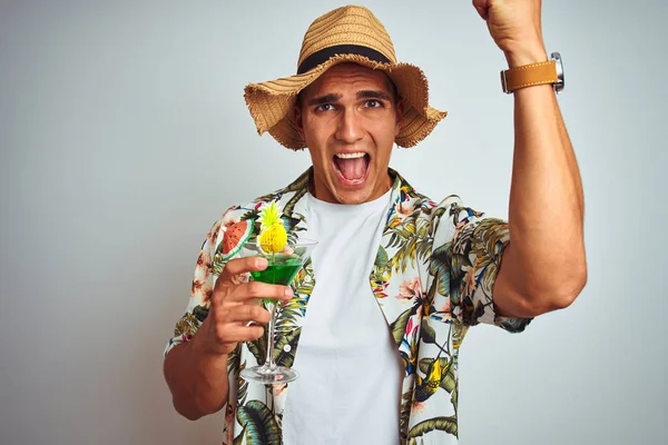 Ung Stilig Man Dricker Cocktail Semester Över Vit Isolerad Bakgrund — Stockfoto