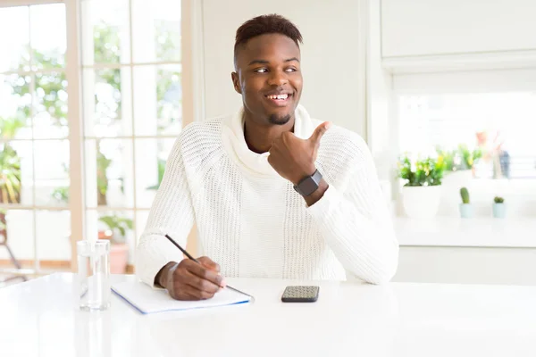 Афроамериканського Студента Людина Писати Папері Використовуючи Олівець Вказуючи Показуючи Великим — стокове фото