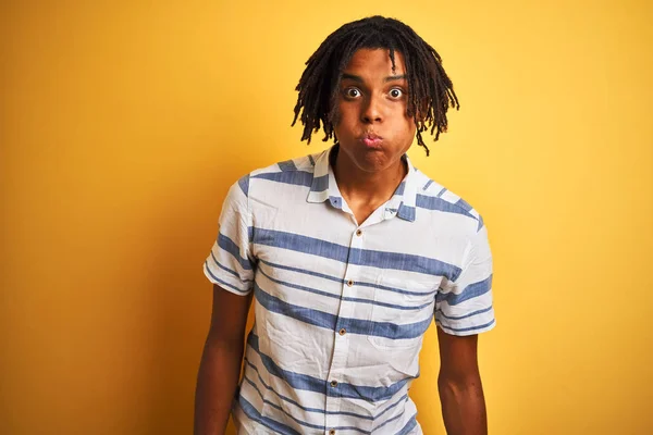 Afroamerikanischer Mann Mit Dreadlocks Gestreiftem Hemd Über Gelbem Hintergrund Wangen — Stockfoto