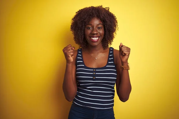 Mujer Afro Africana Joven Que Lleva Una Camiseta Rayas Sobre — Foto de Stock