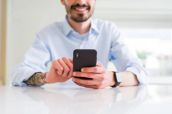 Primer plano del hombre de negocios que trabaja usando el teléfono inteligente confid sonriente —  Fotos de Stock
