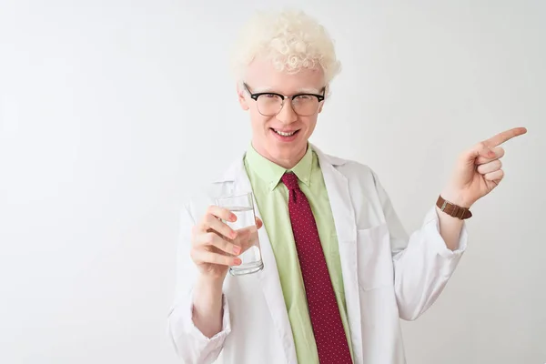 Albino Cientista Homem Usando Óculos Segurando Vidro Água Sobre Fundo — Fotografia de Stock