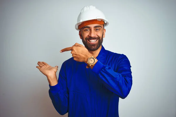 Bello Lavoratore Indiano Che Indossa Uniforme Casco Sfondo Bianco Isolato — Foto Stock