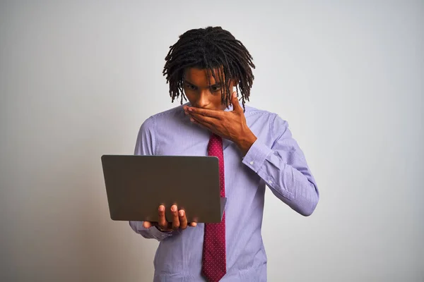 Afro American Affärsman Med Dreadlocks Använda Laptop Över Isolerade Vit — Stockfoto