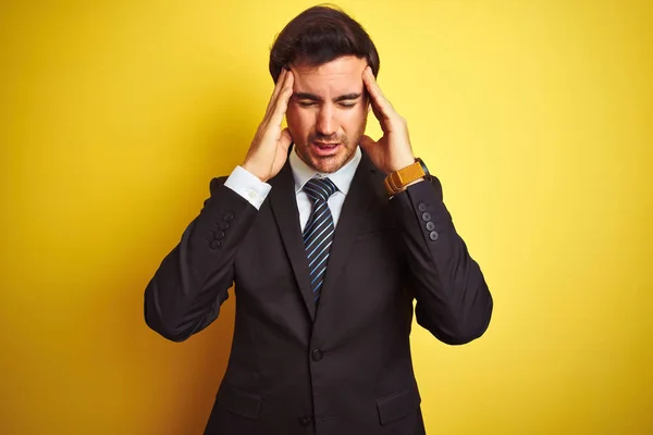 Giovane Uomo Affari Bello Indossa Vestito Cravatta Piedi Sopra Isolato — Foto Stock