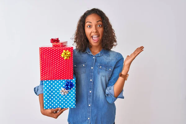 Mujer Brasileña Joven Sosteniendo Regalos Cumpleaños Pie Sobre Fondo Blanco — Foto de Stock