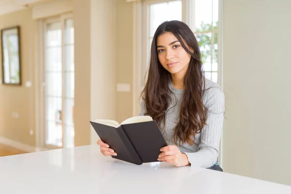 Mujer Joven Leyendo Libro Con Una Expresión Segura Cara Inteligente — Foto de Stock