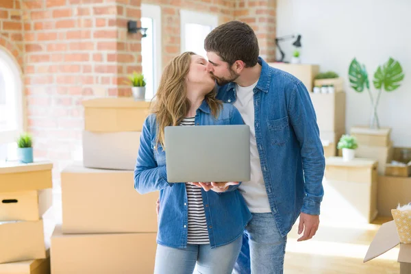 Casal Jovem Usando Laptop Computador Uma Sala Torno Caixas Papelão — Fotografia de Stock