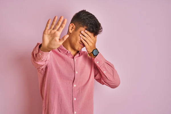 Jovem Índio Vestindo Camisa Elegante Sobre Fundo Rosa Isolado Cobrindo — Fotografia de Stock