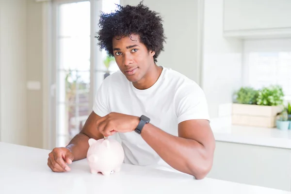 Afro Americano Homem Colocando Uma Moeda Dentro Porquinho Banco Com — Fotografia de Stock