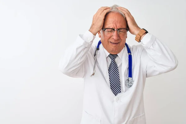 Starší Šedovlasý Doktor Stetoskop Stojící Nad Izolovaným Bílým Pozadím Trpícím — Stock fotografie