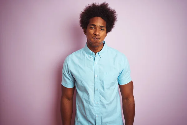 재미있는 얼굴과 분홍색 파란색 셔츠를 아프리카 머리를 공기로 — 스톡 사진