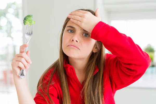 Schöne Junge Mädchen Essen Frischen Brokkoli Gestresst Mit Der Hand — Stockfoto