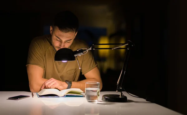 Joven Hombre Guapo Estudiando Casa Leyendo Libro Por Noche — Foto de Stock