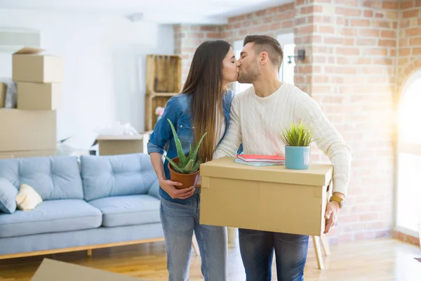 Beautiful Young Couple Moving New House Smiling Happy Holding Cardboard — Stock Photo, Image