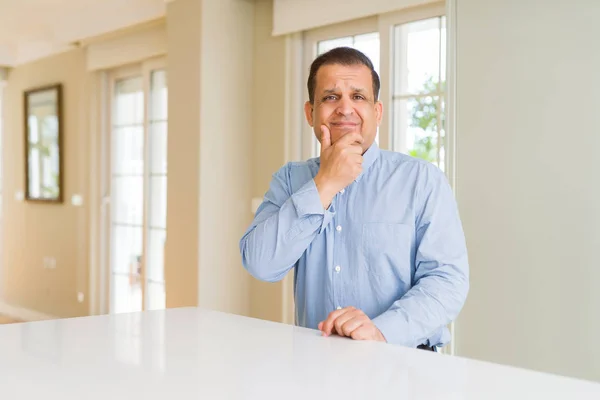 Hombre Mediana Edad Sentado Casa Mirando Confiado Cámara Con Sonrisa — Foto de Stock