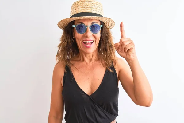 Mujer Mediana Edad Que Usa Gafas Sol Camiseta Negra Sombrero —  Fotos de Stock