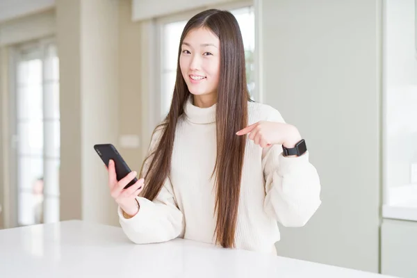 Mulher Asiática Bonita Usando Smartphone Com Rosto Surpresa Apontando Dedo — Fotografia de Stock