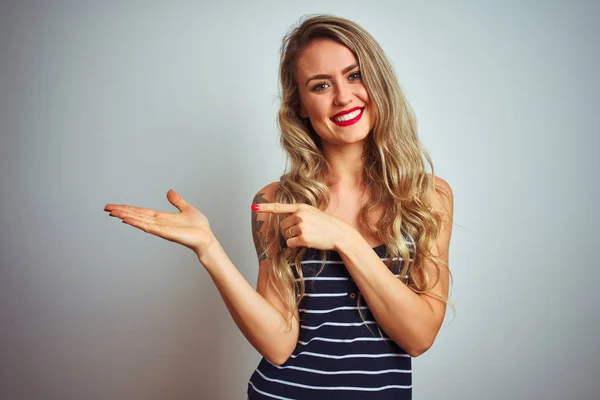 Ung Vacker Kvinna Bär Ränder Shirt Stående Över Vit Isolerad — Stockfoto