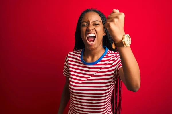 Молода Афроамериканська Жінка Одягнена Смугасту Футболку Стоїть Над Ізольованим Червоним — стокове фото