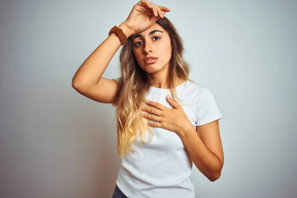 Ung Vacker Kvinna Klädd Casual Vit Shirt Över Isolerad Bakgrund — Stockfoto