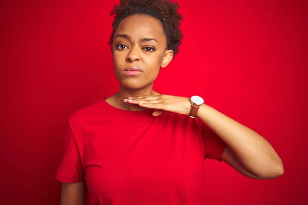 Joven Mujer Afroamericana Hermosa Con Pelo Afro Sobre Fondo Rojo —  Fotos de Stock