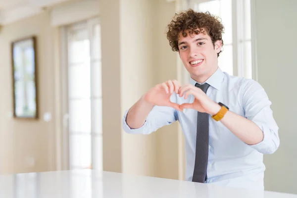 Jovem Homem Negócios Vestindo Uma Gravata Sorrindo Amor Mostrando Símbolo — Fotografia de Stock