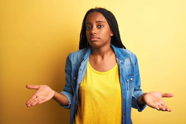 Ung Afrikansk Amerikansk Kvinna Bär Jeansskjorta Stående Över Isolerad Gul — Stockfoto