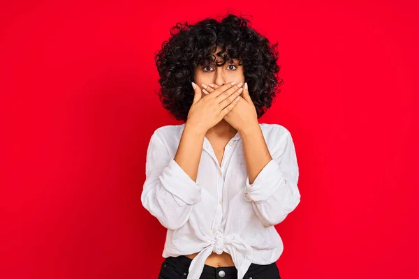 Mujer Árabe Joven Con Pelo Rizado Con Camisa Blanca Casual —  Fotos de Stock