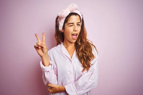 Junge Schöne Frau Pyjama Die Über Rosa Isoliertem Hintergrund Steht — Stockfoto