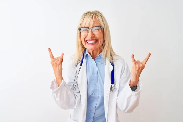 Średnim Wieku Lekarz Kobieta Noszenie Okulary Stetoskop Białym Tle Krzycząc — Zdjęcie stockowe