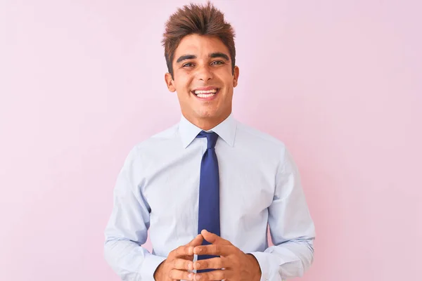 シャツとネクタイを着た若いハンサムなビジネスマンは 孤立したピンクの背景の上に立って一緒に手を組み 指はリラックスして陽気な笑顔を交わしました 成功と楽観的 — ストック写真