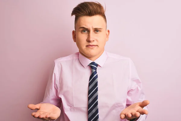 Jovem Empresário Bonito Vestindo Camisa Gravata Sobre Fundo Rosa Isolado — Fotografia de Stock