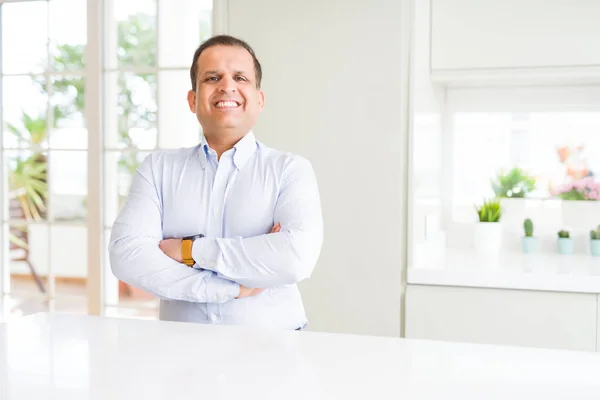 Homem Meia Idade Sentado Casa Cara Feliz Sorrindo Com Braços — Fotografia de Stock