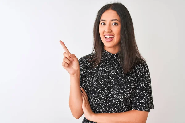 Jonge Chinese Vrouw Het Dragen Van Elegante Shirt Staande Geïsoleerde — Stockfoto