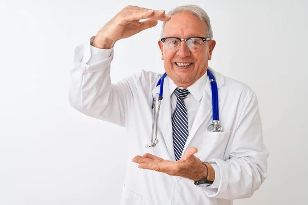 Homem Médico Cabelos Grisalhos Sênior Vestindo Estetoscópio Sobre Fundo Branco — Fotografia de Stock