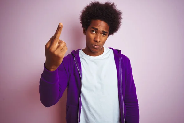 孤立したピンクの背景の上に立つ紫色のスウェットシャツを着た若いアフリカ系アメリカ人男性は 失礼で失礼な表情を見せる — ストック写真