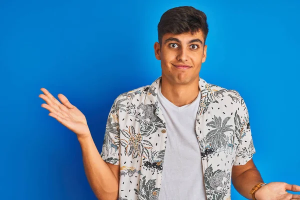 Молодий Індійський Чоловік Відпустці Носить Яайянську Сорочку Стоїть Над Ізольованим — стокове фото