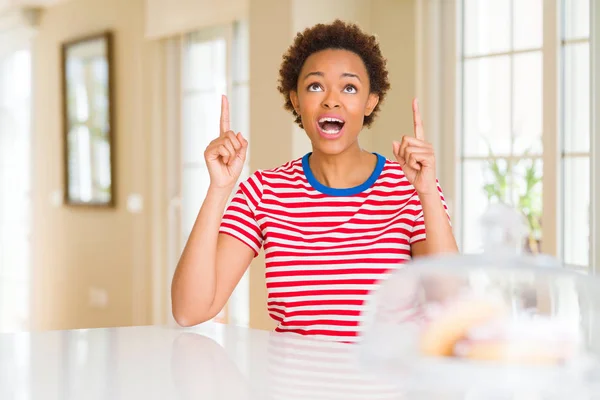 Junge Schöne Afrikanisch Amerikanische Frau Hause Erstaunt Und Überrascht Blick — Stockfoto