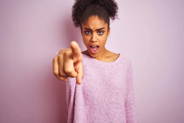 분홍색 서있는 스웨터를 아프리카 미국인 여성은 카메라에 불쾌하고 좌절하고 분노합니다 — 스톡 사진