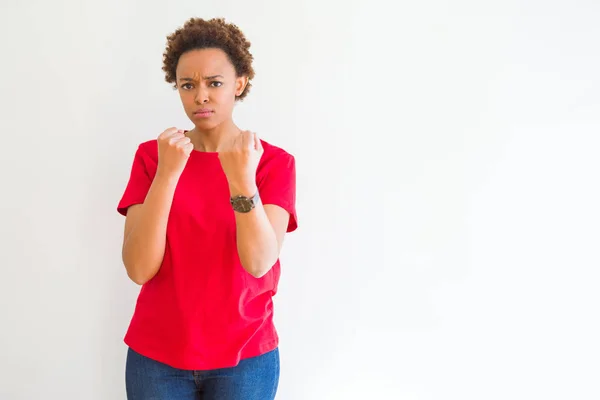 Joven Mujer Afroamericana Hermosa Sobre Fondo Blanco Listo Para Luchar —  Fotos de Stock