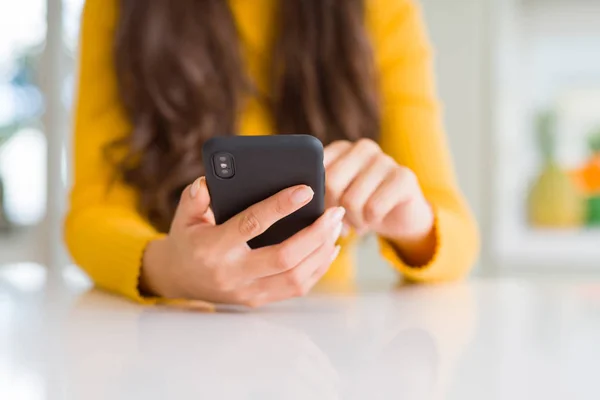 Close up de mãos de mulher usando smartphone — Fotografia de Stock