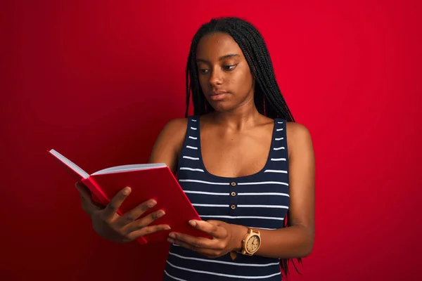 Joven Estudiante Afroamericana Leyendo Libro Pie Sobre Fondo Rojo Aislado —  Fotos de Stock