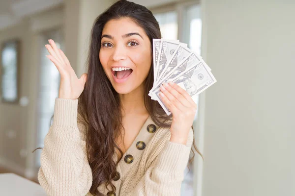 Молода Жінка Тримає Банкноту Доларів Дуже Щаслива Схвильована Вираз Переможця — стокове фото